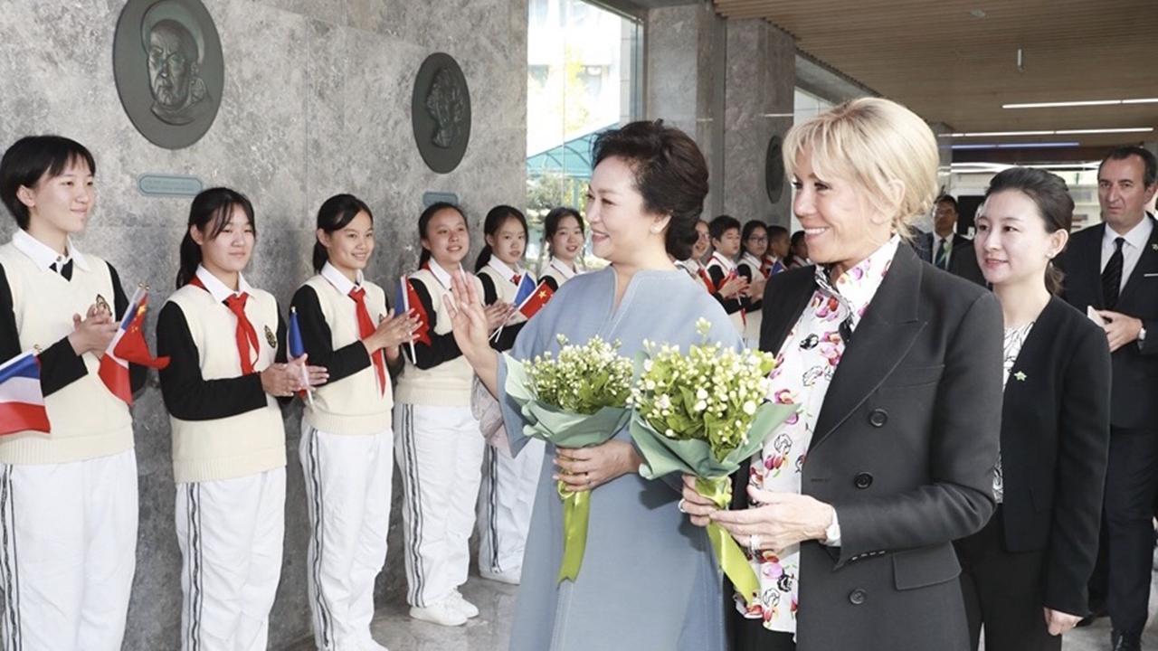 Sisu Peng Liyuan And French First Lady Brigitte Macron Visit Sfls Of Sisu